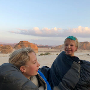kids op woestijn-kamelentocht DesertJoy - kerstreis 2023