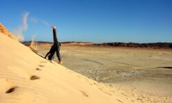 Spelen in de woestijn bij DesertJoy